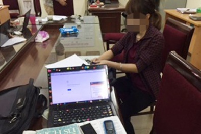 Bắt nhóm đối tượng dùng thiết bị đọc đáp án vào phòng thi