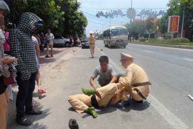 Chặn bắt xe vi phạm 80km/h, một cảnh sát giao thông nguy kịch