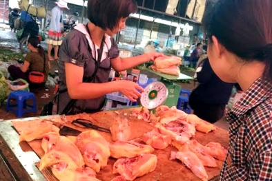 Phát hãi thịt gà chảy nước 25.000 đồng khắp chợ Hà Nội