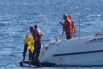 Tai nạn hy hữu: Bé 10 tháng tuổi bị cuốn ra xa bờ vì bố mẹ mải tắm biển