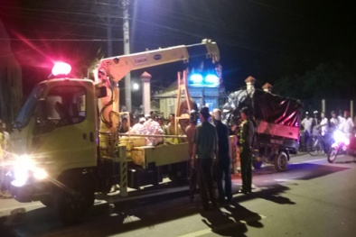 Cà Mau: Xe tải chở rau đâm ngang xe đông lạnh làm cả nhà thiệt mạng