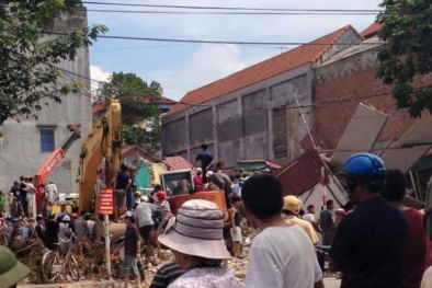 Bắc Giang: Thoát chết sau 2 giờ mắc kẹt dưới đống đổ nát