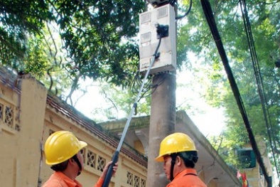 Sự thật việc EVN Hà Nội đọc chỉ số công tơ bằng 'gậy tự sướng'