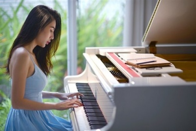 Bà xã Công Vinh nhẹ nhàng nhưng đầy gợi cảm trong MV mới