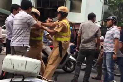 Đang điều tra vụ lái xe Toyota giằng co với CSGT giữa đường phố Hà Nội