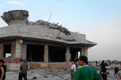 Tượng Phật cao nhất miền Bắc bất ngờ đổ sập, hàng chục người may mắn thoát chết