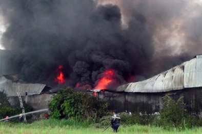 Xưởng ôtô cháy dữ dội, cột khói đen ngòm cao hàng chục mét