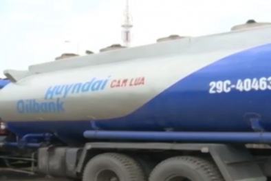 Tạm giữ hình sự đối tượng giấu 75.500 bao thuốc lá lậu trong ôtô xitéc