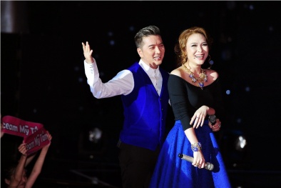 Đàm Vĩnh Hưng ôm eo Mỹ Tâm đầy tình cảm trên sân khấu Giọng hát Việt