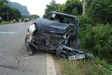Hòa Bình: Tai nạn giao thông nghiêm trọng, hai ô tô đâm nhau đầu nát bét