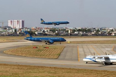 Bị sét đánh, đường băng cất cánh ở Tân Sơn Nhất bị đóng cửa