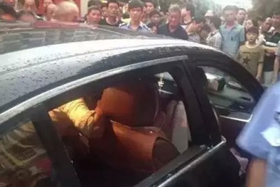 Tiếc tiền sửa xe, mẹ không cho cứu con bị kẹt trong ô tô 