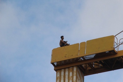 Đồng Nai: Thanh niên ngáo đá ‘cố thủ’ trên cần cẩu cao 50m suốt 12 tiếng