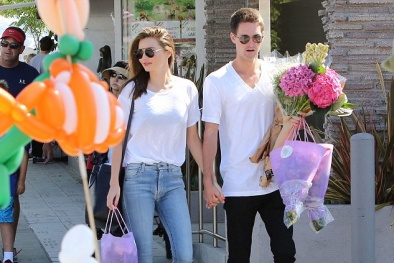 'Thiên nga nước Úc' Miranda Kerr tay trong tay dạo phố với tỷ phú 9x