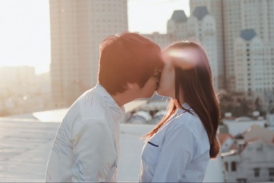 Bùi Anh Tuấn ngại ngùng hôn bạn gái trên sân thượng