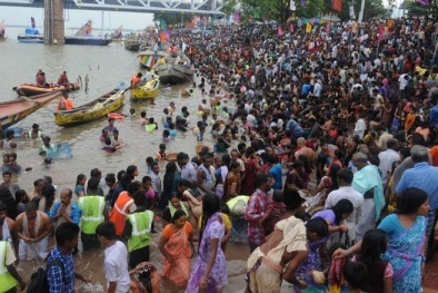 Kinh hoàng cảnh giẫm đạp ở lễ hội tắm sông