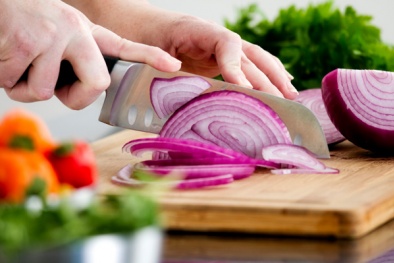 5 mẹo cắt thái hành không cay mắt cực đơn giản