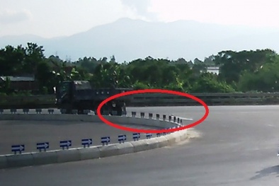 Bắt được cảnh xe tải ném hóa chất lạ xuống mặt đường quốc lộ 1A