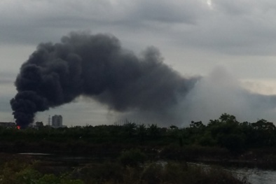 Cháy nhà máy nhựa Bắc Ninh, khói hóa chất độc hại đen đặc bầu trời