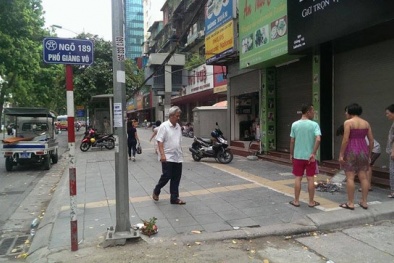 Hà Nội: Người đàn ông ôm ngực, mặt tím tái bất ngờ đổ gục trên vỉa hè