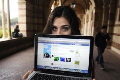 Nữ du khách bị phạt tiền, trục xuất vì nói xấu trên Facebook