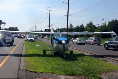 Phi công cứu cả chuyến bay thoát chết nhờ hạ cánh khẩn trên đường cao tốc