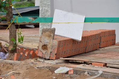 TPHCM: Bị đè chết vì mắc võng vào trụ gạch không lõi thép