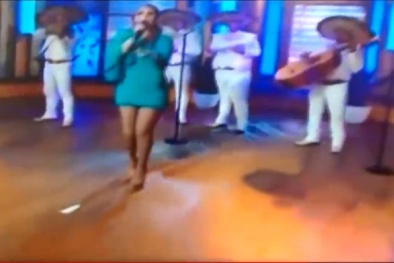 Biểu diễn ‘quá sung’, nữ ca sĩ Mexico rơi băng vệ sinh trên sóng truyền hình