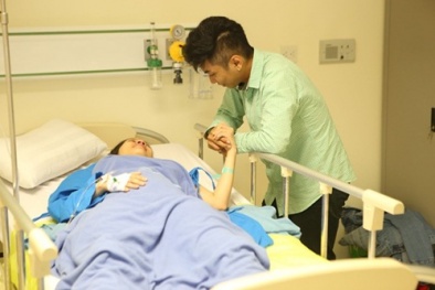 Giây phút Khánh Thi òa khóc bên Phan Hiển sau khi sinh con