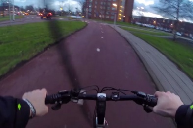 Cảnh sát mượn xe đạp đuổi truy bắt tội phạm vòng quanh thành phố