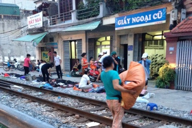 Bất lực với chợ cóc lấn đường sắt giữa Hà Nội hơn chục năm qua?