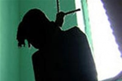 Lái xe taxi treo cổ tự tử tại nhà nghỉ trong tư thế quỳ gối