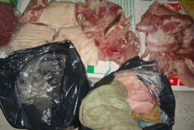 Tp. HCM: Bắt xe khách chở 600 kg thịt heo bốc mùi trong đêm