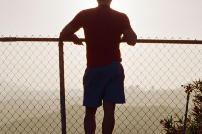 Bị cảnh sát bắt vì mặc quần soóc đi mua bia