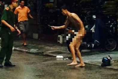 Hà Nội: Nam thanh niên cởi truồng cầm kéo 'múa chưởng' trên phố