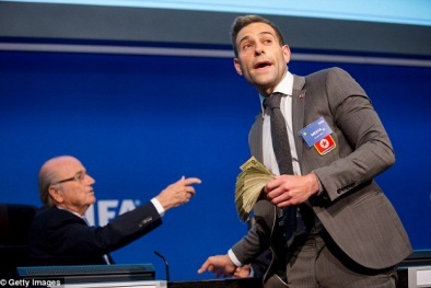 Kẻ ném xấp 'đôla âm phủ' vào mặt vào mặt Sepp Blatter gặp khốn