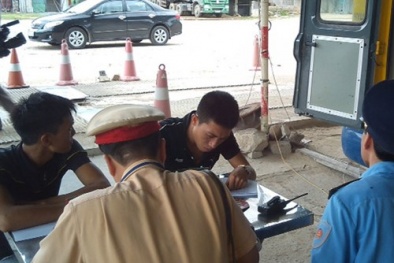 Pha 'rượt đuổi như trong phim' khi xe điên tông vào xe CSGT để tháo chạy 