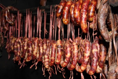 Nghi vấn vỏ lạp xưởng làm từ...nhựa