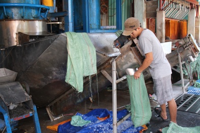 Phân nửa nước đá giải khát trên thị trường nhiễm vi sinh 'siêu bẩn' 