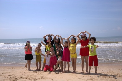 Bước nhảy hoàn vũ nhí: Đội Đoan Trang - Hà Lê nghịch ngợm trên biển