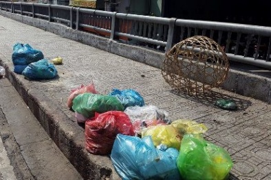 Người Sài Gòn bịt mũi khi đi ngang qua cây cầu đầy rác