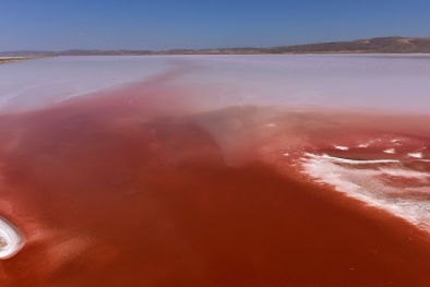 Thổ Nhĩ Kỳ: Hồ nước bất ngờ chuyển màu đỏ máu kỳ lạ