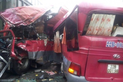 Xe khách nát bét khi đâm thẳng vào xe tải, nhiều người chết và bị thương