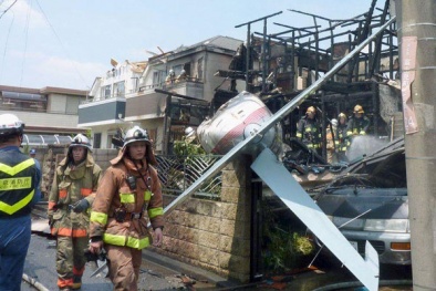 Nhật Bản : Máy bay lao thẳng vào nhà dân gây thiệt hại nghiêm trọng 