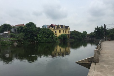 Bàng hoàng phát hiện xác bé trai mất 2 tay nổi lập lờ trên mặt hồ ở Gia Lâm