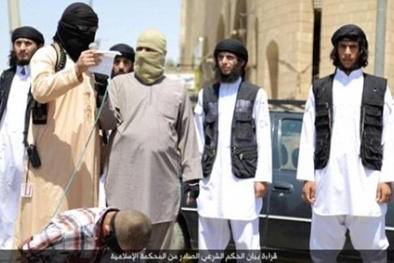 Đám đông tụ tập xem khủng bố IS hành quyết người đồng tính