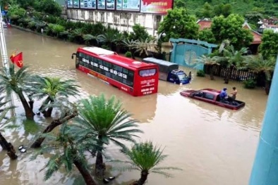 Quảng Ninh: Nhiều chỗ ngập lụt sâu đến gần nóc xe ô tô