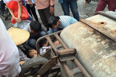 Người dân sơ cứu thiếu nữ bất ngờ ngã gục xuống đường bất tỉnh