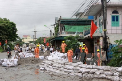 Mưa lớn làm vỡ đập, quân dân Quảng Ninh khẩn trương ứng phó