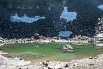 Khám phá bí mật hồ băng chứa hàng trăm xương người ở Ấn Độ